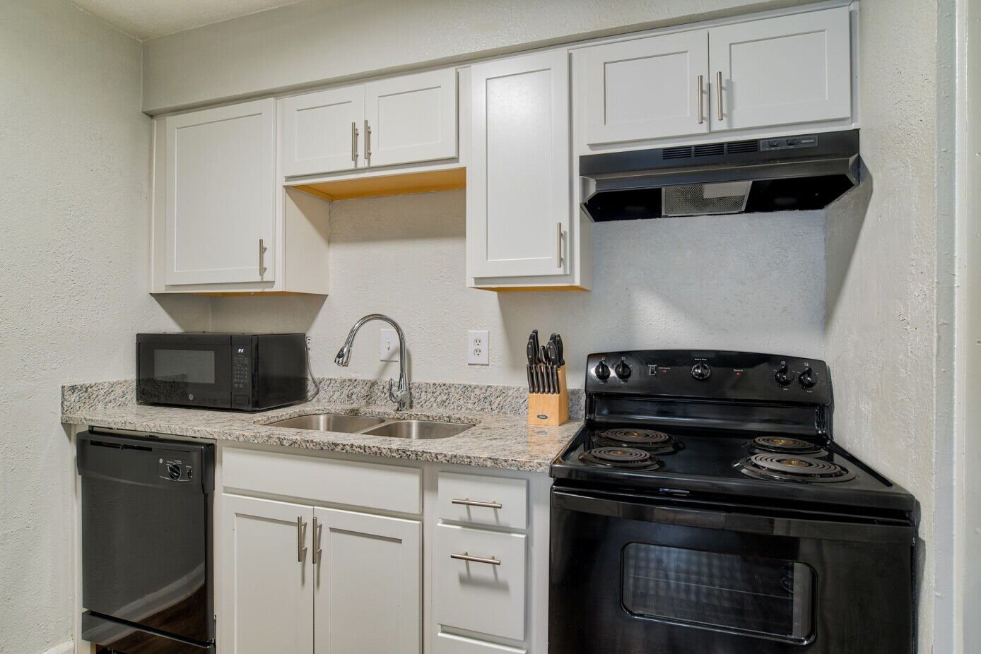 kitchen at Silver Oaks Apartments located in Clarkston, GA